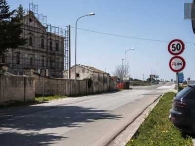 L'ex mulino Pagano si trova alla fine di via Paolo Cassano, la strada che diventa provinciale 235 e porta a Santeramo in Colle. Provenendo da Gioia del Colle l�edificio appare sulla sinistra...